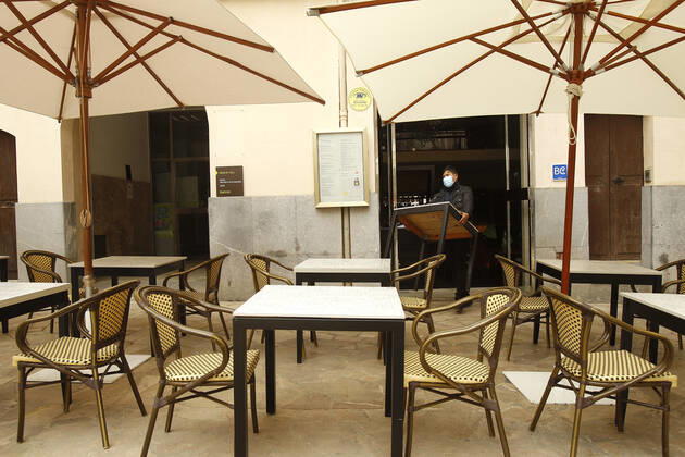 The terrace of a bar in Palma, Majorca, Balearic Islands (Spain), on 2 March 2021. Mallorca receives this Tuesday new measures relating to hospitality and social gatherings. Thus, bars and restaurants on the island will be able to reopen their terraces and social gatherings may be up to six people. 02 MARCH 2021;MALLORCA;FORMENTERA;BALEARIC ISLANDS;HOTEL AND CATERING TRADE Isaac Buj LagenciaEP 03 02 2021 PALMA, MALLORCA, BALEARIC ISLAND PALMA, MALLORCA, BALEARIC ISLAND Spain Copyright: xIsaacxBujx 3588011