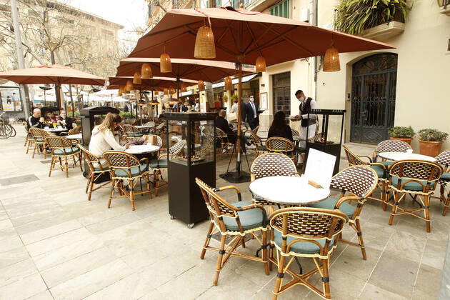 The terrace of a cafe in Palma, Majorca, Balearic Islands, Spain, on 2 March 2021. Mallorca receives this Tuesday new measures relating to hospitality and social gatherings. Thus, bars and restaurants on the island will be able to reopen their terraces and social gatherings may be up to six people. 02 MARCH 2021;MALLORCA;FORMENTERA;BALEARIC ISLANDS;HOTEL AND CATERING TRADE Isaac Buj LagenciaEP 03 02 2021 PALMA, MALLORCA, BALEARIC ISLAND PALMA, MALLORCA, BALEARIC ISLAND Spain Copyright: xIsaacxBujx 3588014