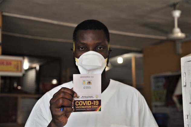 (210302) -- ACCRA, March 2, 2021 -- A man shows his COVID-19 vaccination card after receiving the injection at a hospital in Accra, Ghana, on March 2, 2021. The government of Ghana Tuesday rolled out a program to commence the mass vaccination of people living in some 43 epicenter-districts in the Greater Accra, Ashanti and Central regions against the COVID-19 pandemic. (Photo by Xinhua) GHANA-ACCRA-COVID-19-MASS VACCINATION Seth 