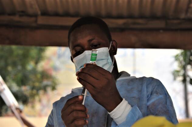 (210302) -- ACCRA, March 2, 2021 -- A nurse prepares to administer the COVID-19 vaccine at a hospital in Accra, Ghana, on March 2, 2021. The government of Ghana Tuesday rolled out a program to commence the mass vaccination of people living in some 43 epicenter-districts in the Greater Accra, Ashanti and Central regions against the COVID-19 pandemic. (Photo by Xinhua) GHANA-ACCRA-COVID-19-MASS VACCINATION Seth 