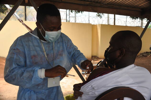 (210302) -- ACCRA, March 2, 2021 -- A nurse administers the COVID-19 vaccine to a man at a hospital in Accra, Ghana, on March 2, 2021. The government of Ghana Tuesday rolled out a program to commence the mass vaccination of people living in some 43 epicenter-districts in the Greater Accra, Ashanti and Central regions against the COVID-19 pandemic. (Photo by Xinhua) GHANA-ACCRA-COVID-19-MASS VACCINATION Seth 