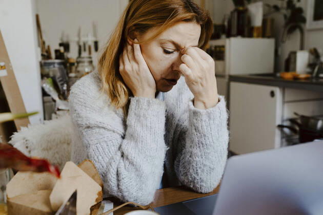 IMAGO Creative: Internationaler Frauenmonat, Gesundheit, Frauen in der Menopause Stressed female entrepreneur working at home Germany, Berlin, model released, property released Copyright: xMaskotx , MA84940