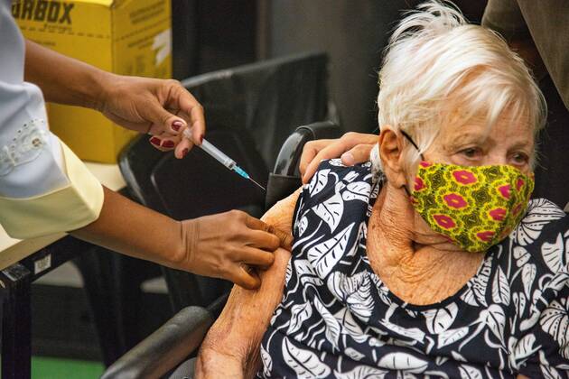 COVID-19 vaccination in Rio RIO DE JANEIRO, BRAZIL, MAR 03: COVID-19 VACCINATION IN RIO - Elderly people receive the second dose of vaccine from the Sinovac Biotech laboratory when the country reaches the record mark of 1726 dead in 24 hours, on March 03, 2021. ( Photo by Chico Ferreira Penta Press ) Rio de Janeiro Brazil 6251_233427 Copyright: xChicoxFerreira PentaxPressx
