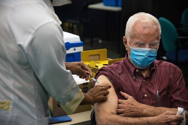 COVID-19 vaccination in Rio RIO DE JANEIRO, BRAZIL, MAR 03: COVID-19 VACCINATION IN RIO - Elderly people receive the second dose of vaccine from the Sinovac Biotech laboratory when the country reaches the record mark of 1726 dead in 24 hours, on March 03, 2021. ( Photo by Chico Ferreira Penta Press ) Rio de Janeiro Brazil 6251_233428 Copyright: xChicoxFerreira PentaxPressx