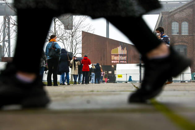 04.03.2021, Aktuelles, Politik, Start der Coronaimpfung für Gruppe 2, Ärzte, Arzthelfer, Klinikpersonal, Lehrer, Erzieher, chronisch Kranke, Polizisten, Lange Warteschlangen vor dem Impfzentrum Phoenix-West. Dortmund Impfzentrum Phoenix-West NRW Deutschland xRHR-FOTO DEx