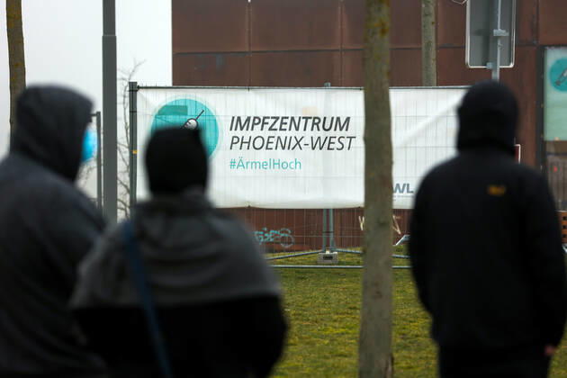 04.03.2021, Aktuelles, Politik, Start der Coronaimpfung für Gruppe 2, Ärzte, Arzthelfer, Klinikpersonal, Lehrer, Erzieher, chronisch Kranke, Polizisten, Kurz vor dem Einlass ins Impfzentrum Phoenix-West. Dortmund Impfzentrum Phoenix-West NRW Deutschland xRHR-FOTO DEx