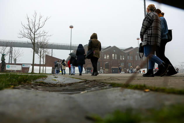 04.03.2021, Aktuelles, Politik, Start der Coronaimpfung für Gruppe 2, Ärzte, Arzthelfer, Klinikpersonal, Lehrer, Erzieher, chronisch Kranke, Polizisten, Lange Warteschlangen vor dem Impfzentrum Phoenix-West. Dortmund Impfzentrum Phoenix-West NRW Deutschland xRHR-FOTO DEx