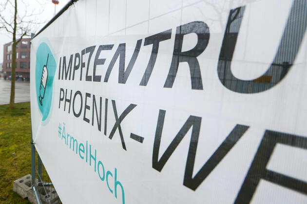04.03.2021, Aktuelles, Politik, Start der Coronaimpfung für Gruppe 2, Ärzte, Arzthelfer, Klinikpersonal, Lehrer, Erzieher, chronisch Kranke, Polizisten, Ein Banner macht auf das Impfzentrum aufmerksam. Dortmund Impfzentrum Phoenix-West NRW Deutschland xRHR-FOTO DEx