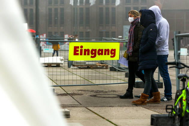 04.03.2021, Aktuelles, Politik, Start der Coronaimpfung für Gruppe 2, Ärzte, Arzthelfer, Klinikpersonal, Lehrer, Erzieher, chronisch Kranke, Polizisten Die Ersten betreten die Sicherheitsschleuse vor dem Impfzentrum Phoenix-West. Dortmund Impfzentrum Phoenix-West NRW Deutschland xRHR-FOTO DEx