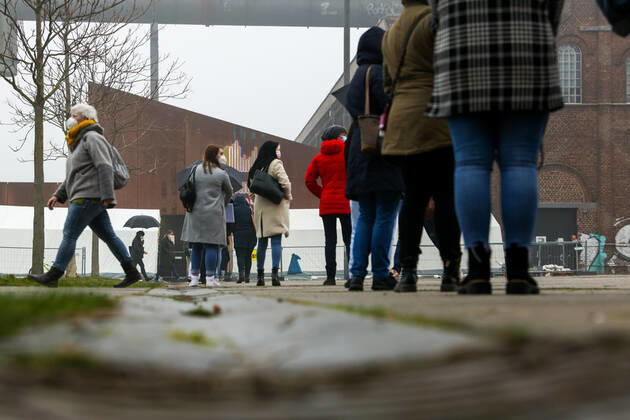 04.03.2021, Aktuelles, Politik, Start der Coronaimpfung für Gruppe 2, Ärzte, Arzthelfer, Klinikpersonal, Lehrer, Erzieher, chronisch Kranke, Polizisten, Lange Warteschlangen vor dem Impfzentrum Phoenix-West. Dortmund Impfzentrum Phoenix-West NRW Deutschland xRHR-FOTO DEx