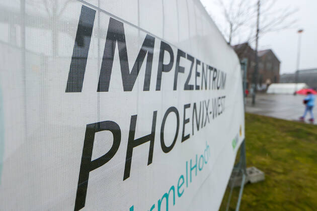 04.03.2021, Aktuelles, Politik, Start der Coronaimpfung für Gruppe 2, Ärzte, Arzthelfer, Klinikpersonal, Lehrer, Erzieher, chronisch Kranke, Polizisten, Ein Banner macht auf das Impfzentrum aufmerksam. Dortmund Impfzentrum Phoenix-West NRW Deutschland xRHR-FOTO DEx