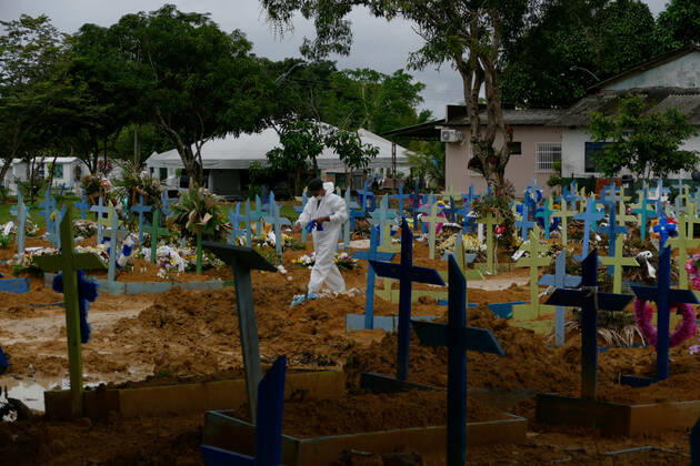 MANAUS, AM - 04.03.2021: ENTERRO DE COVID19 EM MANAUS - Burial of Covid-19 at the Nossa Senhora Aparecida Cemetery in Manaus (AM), this Thursday morning (4). According to the daily bulletin of the Health Surveillance Foundation of Amazonas (FVS-AM), 75 deaths were confirmed by Covid-19, 22 of which occurred on 02 03 and 53 deaths were terminated due to clinical, imaging, clinical-epidemiological criteria or laboratory, raising the total number of deaths in Amazonas to 11,087. In the photo, an undertaker walks near the graves of the victims of Covid-19. x2038926x  SandroxPereira