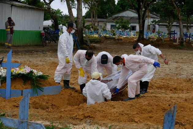 MANAUS, AM - 04.03.2021: ENTERRO DE COVID19 EM MANAUS - Burial of Covid-19 at the Nossa Senhora Aparecida Cemetery in Manaus (AM), this Thursday morning (4). According to the daily bulletin of the Health Surveillance Foundation of Amazonas (FVS-AM), 75 deaths were confirmed by Covid-19, 22 of which occurred on 02 03 and 53 deaths were terminated due to clinical, imaging, clinical-epidemiological criteria or laboratory, raising the total number of deaths in Amazonas to 11,087. In the photo, the funeral of Ricardo Silva Bezerra, 48 years old. x2038931x SandroxPereira
