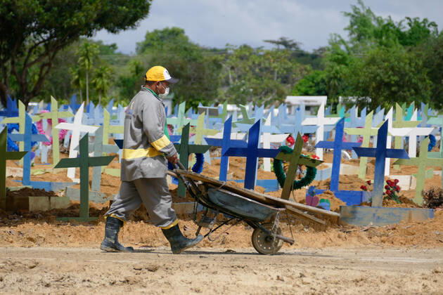 MANAUS, AM - 04.03.2021: ENTERRO DE COVID19 EM MANAUS - Burial of Covid-19 at the Nossa Senhora Aparecida Cemetery in Manaus (AM), this Thursday morning (4). According to the daily bulletin of the Health Surveillance Foundation of Amazonas (FVS-AM), 75 deaths were confirmed by Covid-19, 22 of which occurred on 02 03 and 53 deaths were terminated due to clinical, imaging, clinical-epidemiological criteria or laboratory, raising the total number of deaths in Amazonas to 11,087. x2038932x  SandroxPereira