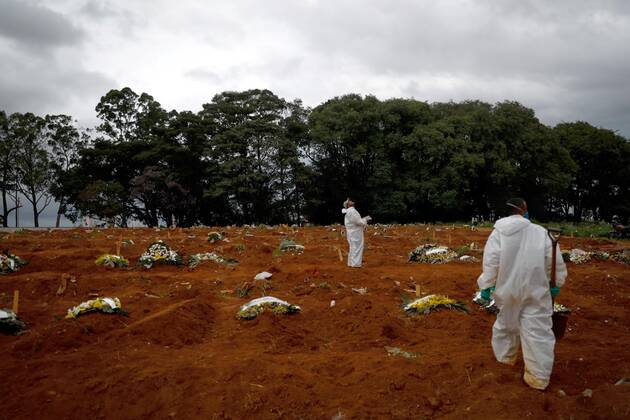 People walk after finishing the burial of a Covid-19 victim today at the Viola Formosa cemetery in Sao Paulo, Brazil 4 March 2021. Brazil, one of the countries most affected by the pandemic in the world, registered 1,699 deaths from covid-19 in the last 24 hours, which is equivalent to one death every 50 seconds, the Government reported on Thursday. One person dies every 50 seconds from covid-19 in Brazil !ACHTUNG: NUR REDAKTIONELLE NUTZUNG!  Copyright: xFernandoxBizerraxJrx AME9652 20210304-637504986446466716