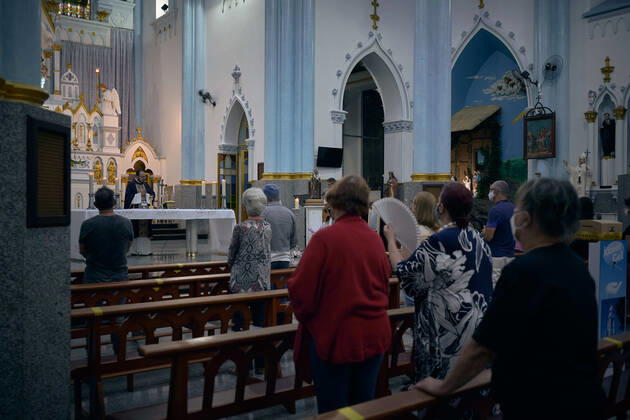March 4, 2021, Franca, Sao Paulo, Brazil: Faithful attend Mass at the Cathedral of Our Lady of the Immaculate Conception, in Franca, Sao Paulo, Brazil on 4 March 2021. The governor of Sao Paulo, Joao Doria, announced a red flag starting at 12:00 am next Saturday, 6 March 2021, for the entire state, signaling that only essential services will be allowed to operate, framing religious celebrations as essential. The measure aims to curb the rate of contamination by coronavirus, which transmits covid-19, after the number of hospitalizations and deaths has hit consecutive records. Franca Brazil - ZUMAv129 20210304_znp_v129_004 Copyright: xIgorxDoxValex