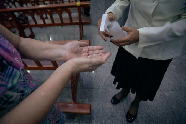March 4, 2021, Franca, Sao Paulo, Brazil: Faithful receives alcohol for hand hygiene before Communion during mass at the Cathedral of Our Lady of the Immaculate Conception, in Franca, Sao Paulo, Brazil on 4 March 2021. The governor of Sao Paulo, Joao Doria, announced a red flag starting at 12:00 am next Saturday, 6 March 2021, for the entire state, signaling that only essential services will be allowed to operate, framing religious celebrations as essential. The measure aims to curb the rate of contamination by coronavirus, which transmits covid-19, after the number of hospitalizations and deaths has hit consecutive records. Franca Brazil - ZUMAv129 20210304_znp_v129_007 Copyright: xIgorxDoxValex