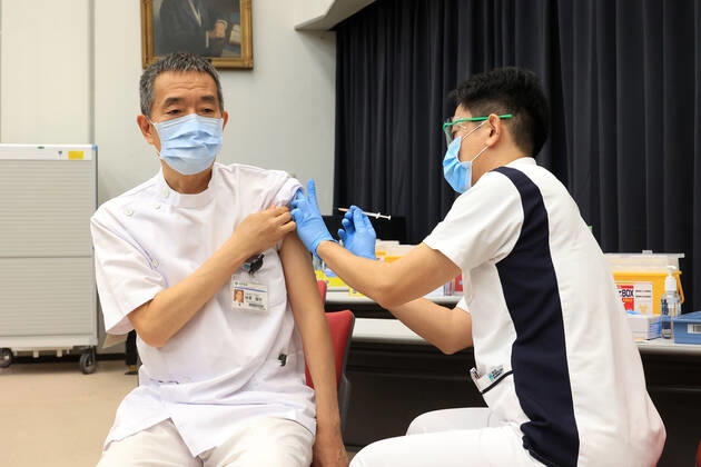 March 5, 2021, Tokyo, Tokyo, Japan: Tokyo Metropolitan Cancer and Infectious Center Komagome Hospital president Terumi Kamisawa (L) receives a dose of COVID-19 vaccine at the hospital in Tokyo on March 5, 2021. Japanese government will extend the COVID-19 state of emergency for two weeks. Tokyo Japan - ZUMAz114 20210305_zih_z114_001 Copyright: xPOOLx
