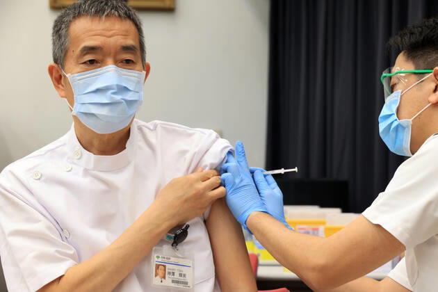 March 5, 2021, Tokyo, Tokyo, Japan: Tokyo Metropolitan Cancer and Infectious Diseases Center Komagome Hospital president Terumi Kamisawa (L) receives a dose of COVID-19 vaccine at the hospital in Tokyo on March 5, 2021. Japanese government will extend the COVID-19 state of emergency for two weeks. Tokyo Japan - ZUMAz114 20210305_zih_z114_004 Copyright: xPOOLx