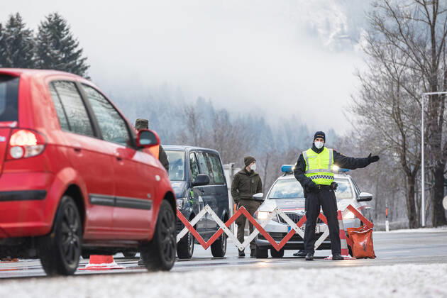 Bad Hofgastein 05.03.2021, Bad Hofgastein, AUT, Coronavirus in Österreich, Bad Hofgastein Ausreisetestpflicht, im Bild ein Polizist bei einem AusreisetestCheckpoint auf der B 167 Gasteiner Straße. Die Pongauer Gemeinde Bad Hofgastein darf wegen einer hohen Zahl von Corona-Neuinfektionen und hoher Inzidenzzahlen ab 5. März 2021 für vorerst 14 Tage nur noch mit einem negativen Corona-Test, der nicht älter als 48 Stunden ist, verlassen werden. Police control at a checkpoint on the B 167 Gasteiner Straße. Due to a high number of new corona infections and high incidence figures, the Pongau community of Bad Hofgastein may only be left with a negative corona test that is not older than 48 hours for 14 days from March 5, 2021. Bad Hofgaste  EP_mhu