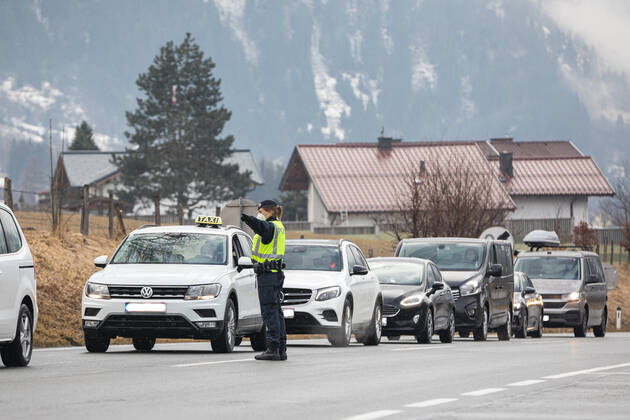 Bad Hofgastein 05.03.2021, Bad Hofgastein, AUT, Coronavirus in Österreich, Bad Hofgastein Ausreisetestpflicht, im Bild eine Polizistin bei einem Ausreisetest-Checkpoint auf der B 167 Gasteiner Straße. Die Pongauer Gemeinde Bad Hofgastein darf wegen einer hohen Zahl von Corona-Neuinfektionen und hoher Inzidenzzahlen ab 5. März 2021 für vorerst 14 Tage nur noch mit einem negativen Corona-Test, der nicht älter als 48 Stunden ist, verlassen werden. Police control at a checkpoint on the B 167 Gasteiner Straße. Due to a high number of new corona infections and high incidence figures, the Pongau community of Bad Hofgastein may only be left with a negative corona test that is not older than 48 hours for 14 days from March 5, 2021. Bad Hofg  EP_mhu
