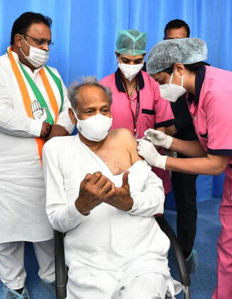 COVID-19 Vaccination Drive In Rajasthan, India Rajasthan Chief Minister Ashok Gehlot being administered the COVID-19 vaccine, during a countrywide inoculation drive, at SMS Hospital in Jaipur. The second phase of the COVID-19 vaccination drive started for people 60 years of age and above. Jaipur Rajasthan India Copyright: SumitxSaraswat
