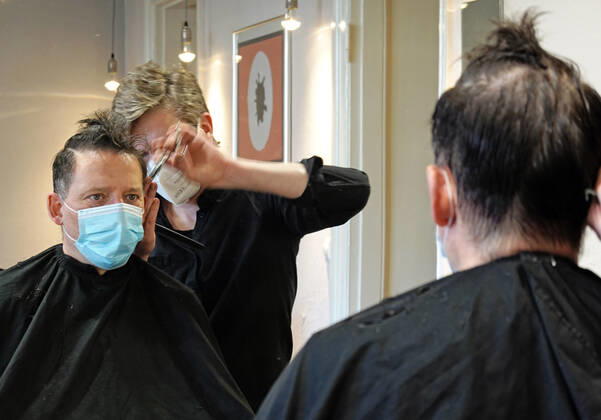 05.03.2021, Berlin, GER - Mann laesst sich von einem Friseur die Haare schneiden. Am 01.03.2021 durften die Friseure unter Einhaltung der Hygienemassnahmen bundesweit wieder oeffnen, nachdem diese am 16.12.2020 aufgrund des Beginns des harten Lockdowns wegen der Coronapandemie geschlossen werden mussten. (MR=yes, 40-50 Jahre, 50-60 Jahre, Alltag, Arbeit, arbeiten, Berlin, Beruf, Coronaepidemie, Coronapandemie, deutsch, Deutschland, Dienstleistung, Europa, europaeisch, FFP2-Maske, Friseur, Friseurladen, Friseursalon, frisieren, Frisoer, Frisoerladen, Frisoersalon, Frisur, Gesellschaft, Gewerbe, Haare, Haare schneiden, Haarpflege, Haarschnitt, Handwerk, Hygienekonzept, Hygienemassnahmen, innen, Innenaufnahme, Kaukasier, kaukasisch, kuerzen, K