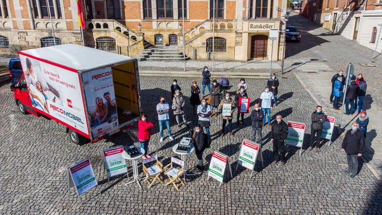 2021.03.05 Markt Stollberg - Kundgebung von Händlern auf dem Markt Stollberg - Am Freitag, dem 05.03.21, fand von 10 bis 11 Uhr auf dem Stollberger Markt ein zweiter stiller Protest statt, organisiert vom Gewerbeverein Stollberg. Insgesamt nahmen rund 40 Händler, Gewerbetreibende und Kunden daran teil. Zur ersten Demonstration in der vergangenen Woche waren es 30 Teilnehmer. Marco Pfitzner, Inhaber von Reco Möbel in Stollberg, sagt: Der neue Beschluss am Mittwoch seitens der Bundesregierung ändert für viele Händler nichts, da der Inzidenzwert im Erzgebirge wieder über 100 ist. Somit müssen die Läden weiterhin geschlossen vleiben. Mittlerweile ist die Situation nicht mehr zu ertragen, dass wir trotz guter Hygienemaßnahmen weiterhi