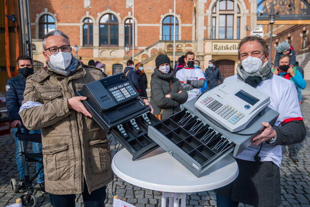 2021.03.05 Markt Stollberg - Kundgebung von Händlern auf dem Markt Stollberg - Am Freitag, dem 05.03.21, fand von 10 bis 11 Uhr auf dem Stollberger Markt ein zweiter stiller Protest statt, organisiert vom Gewerbeverein Stollberg. Insgesamt nahmen rund 40 Händler, Gewerbetreibende und Kunden daran teil. Zur ersten Demonstration in der vergangenen Woche waren es 30 Teilnehmer. Marco Pfitzner, Inhaber von Reco Möbel in Stollberg, sagt: Der neue Beschluss am Mittwoch seitens der Bundesregierung ändert für viele Händler nichts, da der Inzidenzwert im Erzgebirge wieder über 100 ist. Somit müssen die Läden weiterhin geschlossen vleiben. Mittlerweile ist die Situation nicht mehr zu ertragen, dass wir trotz guter Hygienemaßnahmen weiterhi