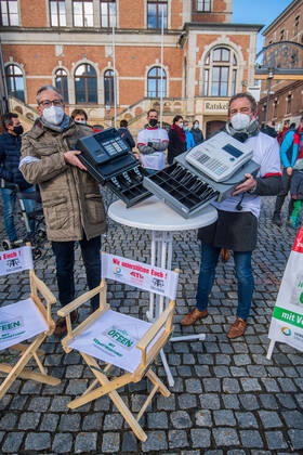 2021.03.05 Markt Stollberg - Kundgebung von Händlern auf dem Markt Stollberg - Am Freitag, dem 05.03.21, fand von 10 bis 11 Uhr auf dem Stollberger Markt ein zweiter stiller Protest statt, organisiert vom Gewerbeverein Stollberg. Insgesamt nahmen rund 40 Händler, Gewerbetreibende und Kunden daran teil. Zur ersten Demonstration in der vergangenen Woche waren es 30 Teilnehmer. Marco Pfitzner, Inhaber von Reco Möbel in Stollberg, sagt: Der neue Beschluss am Mittwoch seitens der Bundesregierung ändert für viele Händler nichts, da der Inzidenzwert im Erzgebirge wieder über 100 ist. Somit müssen die Läden weiterhin geschlossen vleiben. Mittlerweile ist die Situation nicht mehr zu ertragen, dass wir trotz guter Hygienemaßnahmen weiterhi