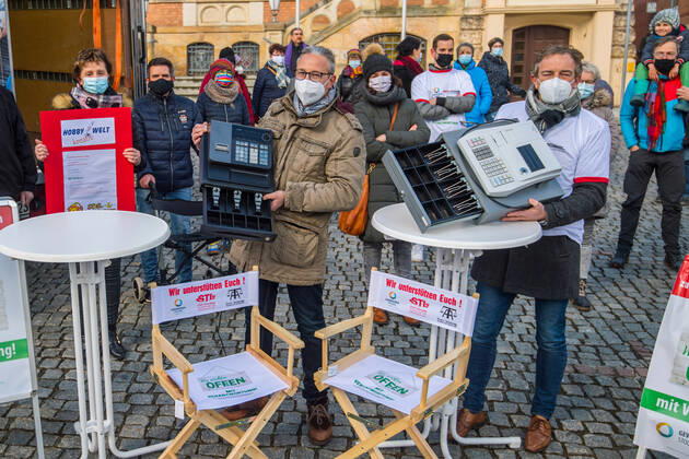 News Bilder des Tages 2021.03.05 Markt Stollberg - Kundgebung von Händlern auf dem Markt Stollberg - Am Freitag, dem 05.03.21, fand von 10 bis 11 Uhr auf dem Stollberger Markt ein zweiter stiller Protest statt, organisiert vom Gewerbeverein Stollberg. Insgesamt nahmen rund 40 Händler, Gewerbetreibende und Kunden daran teil. Zur ersten Demonstration in der vergangenen Woche waren es 30 Teilnehmer. Marco Pfitzner, Inhaber von Reco Möbel in Stollberg, sagt: Der neue Beschluss am Mittwoch seitens der Bundesregierung ändert für viele Händler nichts, da der Inzidenzwert im Erzgebirge wieder über 100 ist. Somit müssen die Läden weiterhin geschlossen vleiben. Mittlerweile ist die Situation nicht mehr zu ertragen, dass wir trotz guter Hygienemaßnahmen weiterhi