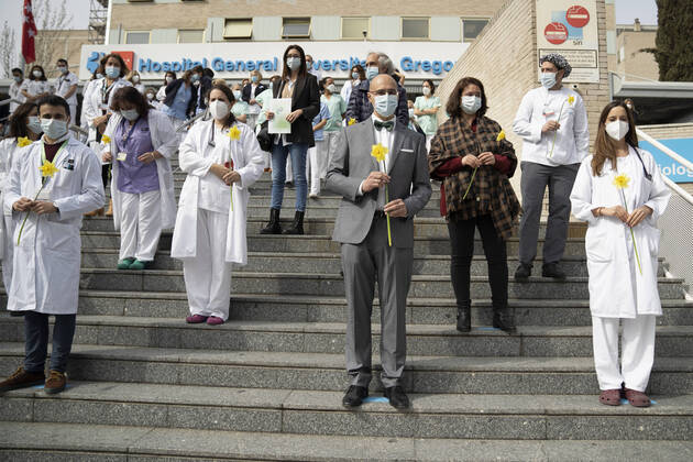 March 5, 2021, Madrid, Spain: Healthcare professionals pose with flowers during a gathering at the Gregoria Maranon Hospital to commemorate people who lost their lives due to the new coronavirus (Covid-19) pandemic in Madrid, Spain. Madrid Spain - ZUMAs197 20210305_zaa_s197_037 Copyright: xOscarxFuentesx