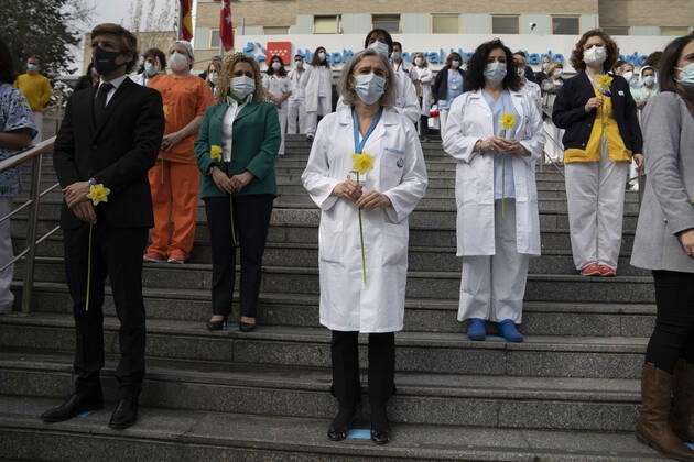 March 5, 2021, Madrid, Spain: Healthcare professionals pose with flowers during a gathering at the Gregoria Maranon Hospital to commemorate people who lost their lives due to the new coronavirus (Covid-19) pandemic in Madrid, Spain. Madrid Spain - ZUMAs197 20210305_zaa_s197_038 Copyright: xOscarxFuentesx