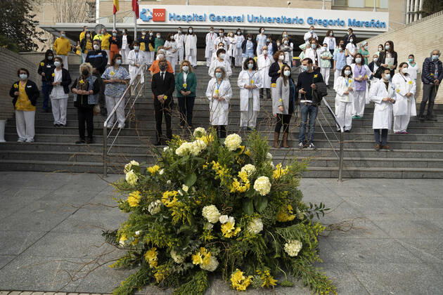 News Bilder des Tages March 5, 2021, Madrid, Spain: Healthcare professionals pose with flowers during a gathering at the Gregoria Maranon Hospital to commemorate people who lost their lives due to the new coronavirus (Covid-19) pandemic in Madrid, Spain. Madrid Spain - ZUMAs197 20210305_zaa_s197_039 Copyright: xOscarxFuentesx