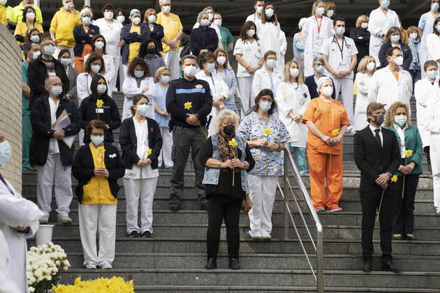 March 5, 2021, Madrid, Spain: Healthcare professionals pose with flowers during a gathering at the Gregoria Maranon Hospital to commemorate people who lost their lives due to the new coronavirus (Covid-19) pandemic in Madrid, Spain. Madrid Spain - ZUMAs197 20210305_zaa_s197_042 Copyright: xOscarxFuentesx