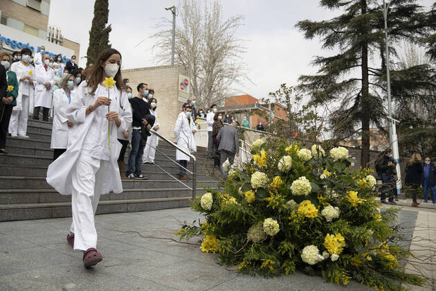 March 5, 2021, Madrid, Spain: A health professional carrying a flower during a gathering at the Gregoria Maranon Hospital to commemorate people who lost their lives due to the new coronavirus (Covid-19) pandemic in Madrid, Spain. Madrid Spain - ZUMAs197 20210305_zaa_s197_044 Copyright: xOscarxFuentesx