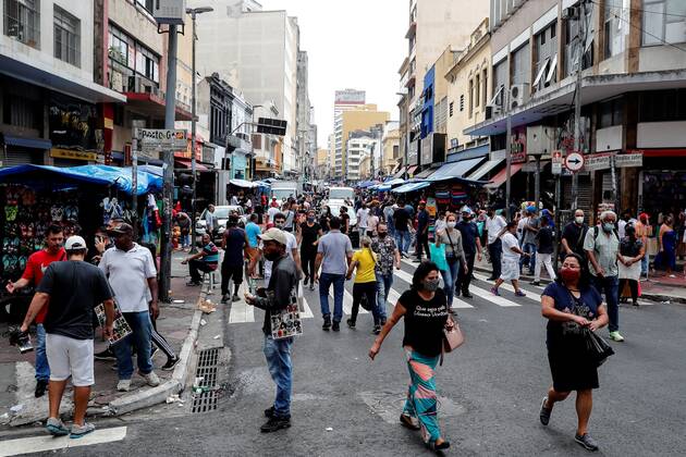 Dozens of people walk on a busy commercial street in the center of Sao Paulo, Brazil, 05 March 2021. The governorate of Sao Paulo, the most populous state in Brazil and one of the most affected by the pandemic, announced this Wednesday the closure of all businesses, except those of first necessity, starting on Saturday for two weeks, due to the serious rebound. of COVID-19 cases and deaths. Government of Sao Paulo announces closures to stop the advance of COVID-19 !ACHTUNG: NUR REDAKTIONELLE NUTZUNG!  Copyright: xSebastiaoxMoreirax AME9781 20210305-637505663829441911