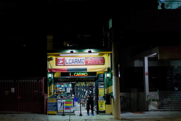 SÃO PAULO, SP - 05.03.2021: COMERCIANTES SE PREPARAM PARA LOCKDOWN SP - Traders are preparing for the red phase of isolation in São Paulo. High street retailers will be closed for 15 days starting on Saturday to try to contain the spread of coronavirus in the state. Tenants complain of loss due to closure and call for measures to support restricted activities. x2039391x  VincentxBosson
