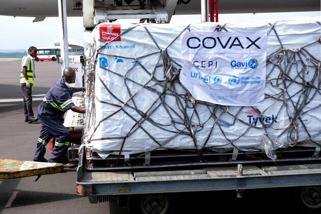 (210306) -- ENTEBBE, March 6, 2021 -- Photo taken on March 5, 2021 shows AstraZeneca-Oxford vaccines from COVAX vaccine sharing program being unloaded from a plane at Entebbe International Airport, Uganda. Uganda on Friday received the first batch of COVID-19 vaccines from COVAX facility. (Photo by Xinhua) UGANDA-ENTEBBE-COVAX-COVID-19 VACCINES-ARRIVAL HajarahxNalwadda 