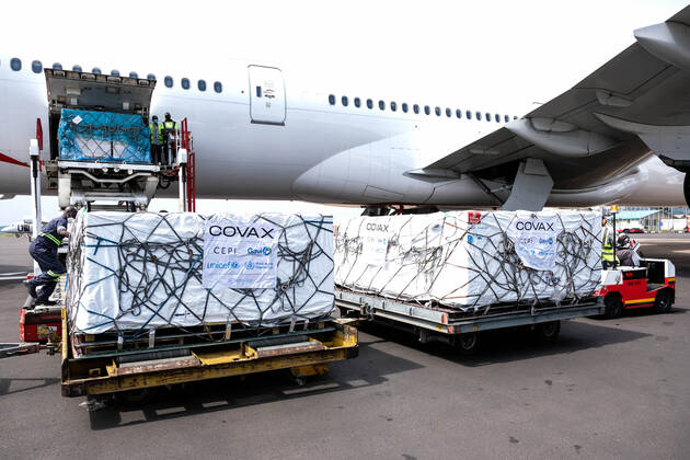 (210306) -- ENTEBBE, March 6, 2021 -- Photo taken on March 5, 2021 shows AstraZeneca-Oxford vaccines from COVAX vaccine sharing program being unloaded from a plane at Entebbe International Airport, Uganda. Uganda on Friday received the first batch of COVID-19 vaccines from COVAX facility. (Photo by Xinhua) UGANDA-ENTEBBE-COVAX-COVID-19 VACCINES-ARRIVAL HajarahxNalwadda 