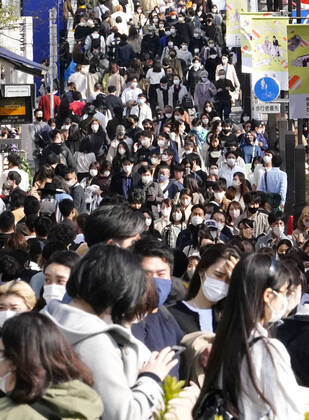 Crowded Tokyo amid virus pandemic A shopping street in Tokyo s Omotesando area is crowded with people on March 6, 2021, a day after the Japanese government extended the COVID-19 state of emergency for Tokyo and three neighboring prefectures for two weeks. 