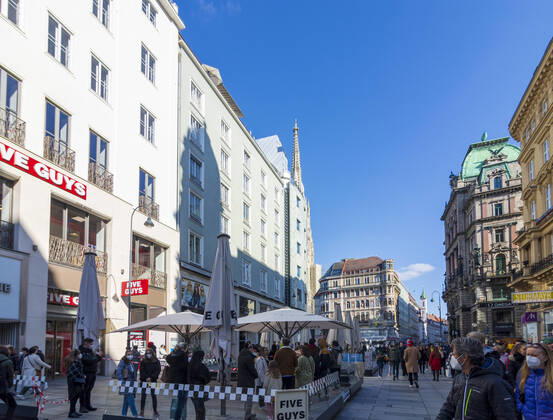 people line up in front of restaurant Five Guys for take away due to COVID-19, street Graben, cathedral Stephansdom (St. Stephen s Cathedral) Wien, Vienna Wien Austria 01. Old Town