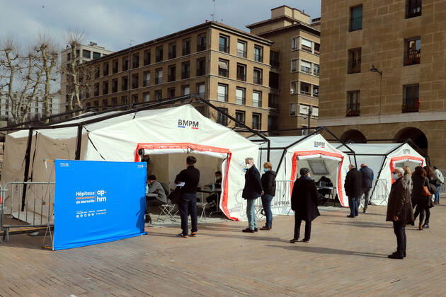 Vaccination center In Marseille. Marseille renforcement du dispositif de vaccination avec l installation d un centre place bargemon avec le soutien du bataillon de Marins pompiers de Marseille 265681 2021-03-06 Bouches du Rhone marseille France  Copyright: xRobertxPoulainx STAR_265681_001