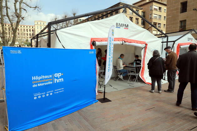 Vaccination center In Marseille. Marseille renforcement du dispositif de vaccination avec l installation d un centre place bargemon avec le soutien du bataillon de Marins pompiers de Marseille 265681 2021-03-06 Bouches du Rhone marseille France  Copyright: xRobertxPoulainx STAR_265681_008