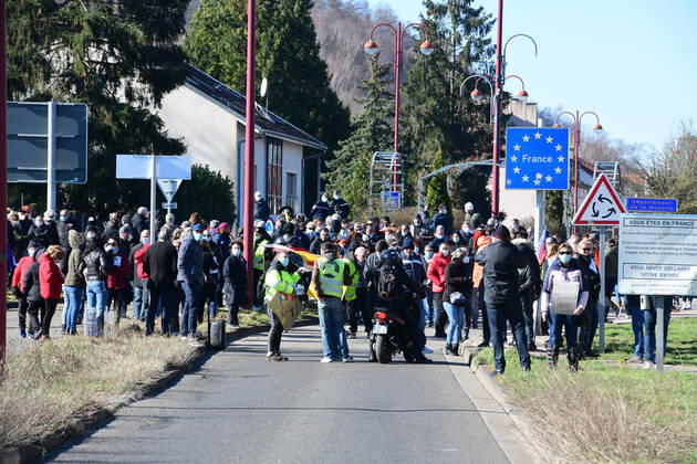 Am deutsch-französischen Grenzübergang Goldene Bremm in Saarbrücken demonstrieren am Samstag (6.3.2021) mehrere Hundert Grenzgänger gegen das Testreglement und die Einreisebestimmungen. Die Grenzgänger fühlen sich durch die 48Stunden-Regel diskriminiert und sehen die Grenze als faktisch geschlossen an. Schließlich wurde der Grenzübergang durch die Demonstranten blockiert.