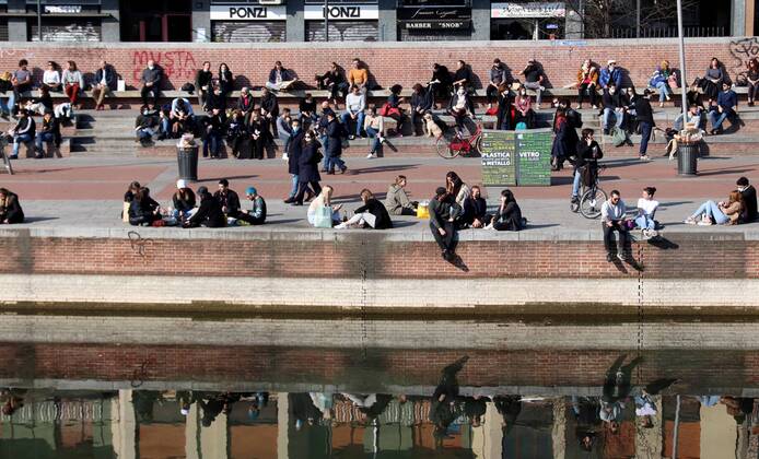 foto ipp clemente marmorino milano 07 03 2021 emergenza coronavirus covid 19 - lombardia in zona arancione rafforzata nella foto milanesi si godono la giornata di sole alla darsena darsena navigli movida - meno