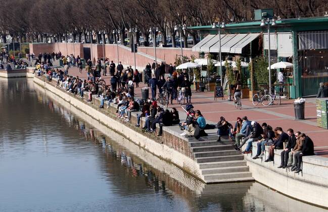 foto ipp clemente marmorino milano 07 03 2021 emergenza coronavirus covid 19 - lombardia in zona arancione rafforzata nella foto milanesi si godono la giornata di sole alla darsena darsena navigli movida - meno
