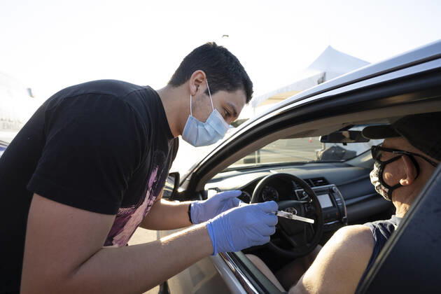 March 7, 2021, Round Rock, Texas, USA: Round Rock, TX USA March 6, 2021: Medical student Max Chehadi delivers vaccine to patient Steven Harwood at a Williamson County 24-hour vaccine marathon to catch up with COVID-19 vaccination schedule after last month s devastating winter storm that crippled much of Texas. The goal was to vaccinate up to 7,000 Texans with first or second Moderna doses. Round Rock USA - ZUMAd150 20210307_znp_d150_044 Copyright: xBobxDaemmrichx