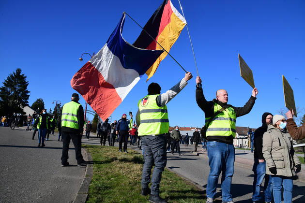 Am deutsch-französischen Grenzübergang Goldene Bremm in Saarbrücken demonstrieren am Samstag (6.3.2021) mehrere Hundert Grenzgänger gegen das Testreglement und die Einreisebestimmungen. Die Grenzgänger fühlen sich durch die 48Stunden-Regel diskriminiert und sehen die Grenze als faktisch geschlossen an. Schließlich wurde der Grenzübergang durch die Demonstranten blockiert.
