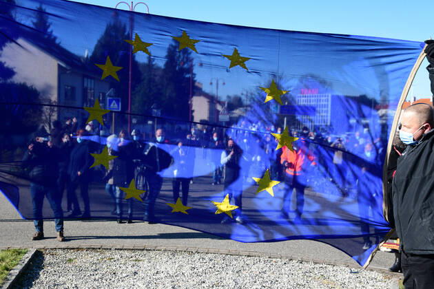 Am deutsch-französischen Grenzübergang Goldene Bremm in Saarbrücken demonstrieren am Samstag (6.3.2021) mehrere Hundert Grenzgänger gegen das Testreglement und die Einreisebestimmungen. Die Grenzgänger fühlen sich durch die 48Stunden-Regel diskriminiert und sehen die Grenze als faktisch geschlossen an. Schließlich wurde der Grenzübergang durch die Demonstranten blockiert.